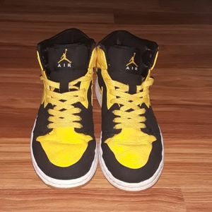 AIR HIGHTOPS SIZE 8.5